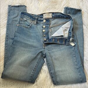 We The Free Light Blue Skinny Jeans hole in Knee